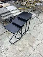 Load image into Gallery viewer, طقم طاولات تقديم مربعة للكنب