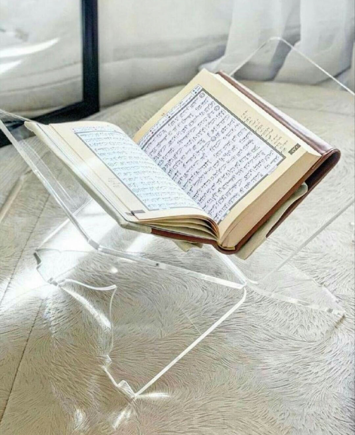 حامل المصحف من الاكريليك