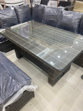 Load image into Gallery viewer, طقم زاوية راتان مع طاولة قابلة لتغيير الارتفاع
